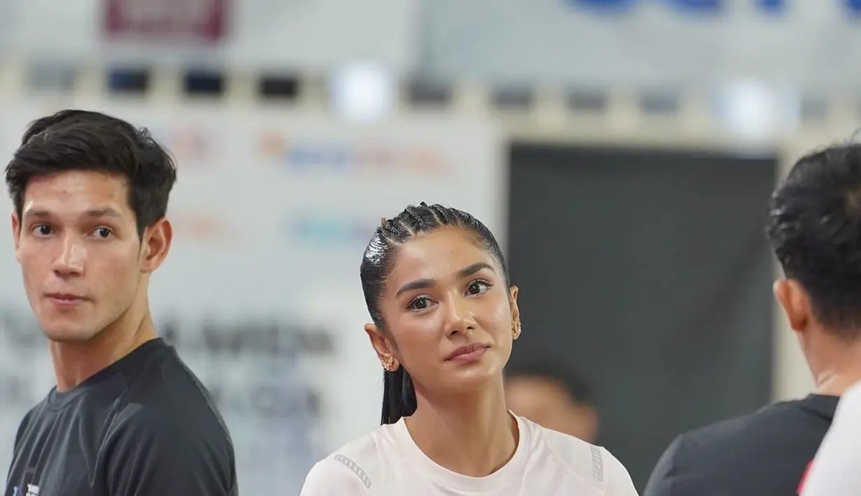 Fanny Ghassani tak banyak menata rambutnya. Sama seperti Aqeela, Fanny memilih membagi rambutnya dari bagian depan menjadi beberapa bagian, mengepangnya, lalu menyatukannya dengan sisa rambut dengan gaya kuncir kuda. [Foto: Instagram/fannyghassani]