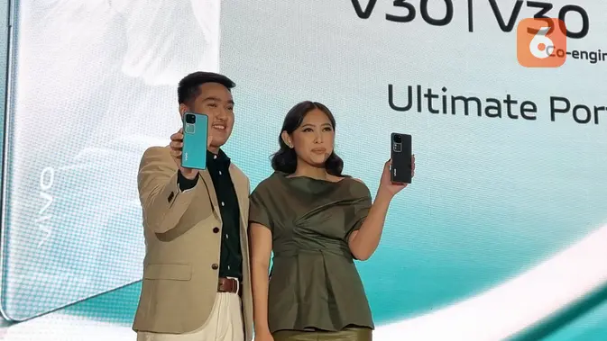 Product Manager Vivo Indonesia Fendy Tanjaya dan PR Manager Vivo Indonesia Alexa Tiara dalam acara peluncuran Vivo V30 Series. (Liputan6.com/ Agustinus Mario Damar)
