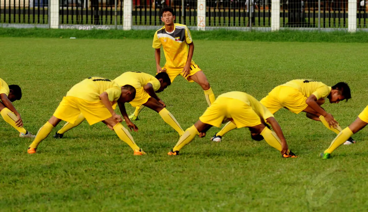 Salah satu pemain depan Timnas Myanmar U19, Myo Ko Tun memimpin rekannya melakukan pemanasan jelang berlatih di lapangan C Senayan Jakarta, (4/5/2014). (Liputan6.com/Helmi Fithriansyah)
