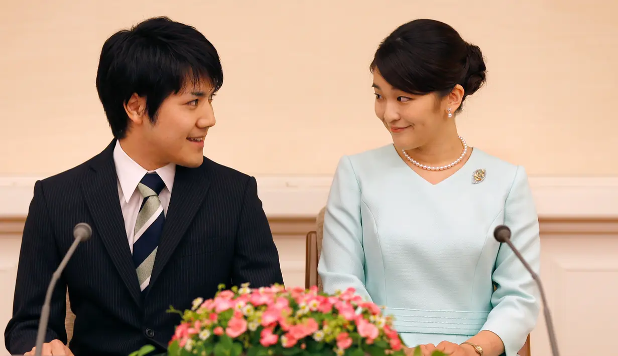 Putri sulung Pangeran Akishino, Putri Mako dan kekasihnya, Kei Komuro saling bertatapan saat mengumumkan pertunangannya di Tokyo, Jepang, (3/9). Kei Komuro merupakan eorang pria dari kalangan rakyat biasa. (AFP Photo/Pool/Shizuo Kambayashi)