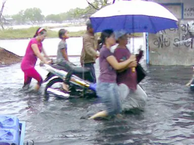 Citizen6, Jakarta: Banjir kembali melanda pemukiman warga Kamal Muara mulai dari pukul 17.00 WIB hingga kini (18/5) masih menggenangi daerah tersebut. (Pengirim: Januar Fadilah)