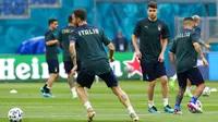 Pemain Italia Jorginho (tengah) berlatih dengan rekan satu timnya jelang melawan Turki pada pertandingan grup A Euro 2020 di Olympic Stadium, Roma, Italia, Kamis (10/6/2021). Italia akan melawan Turki pada  11 Juni 2021 waktu setempat. (AP Photo/Alessandra Tarantino)