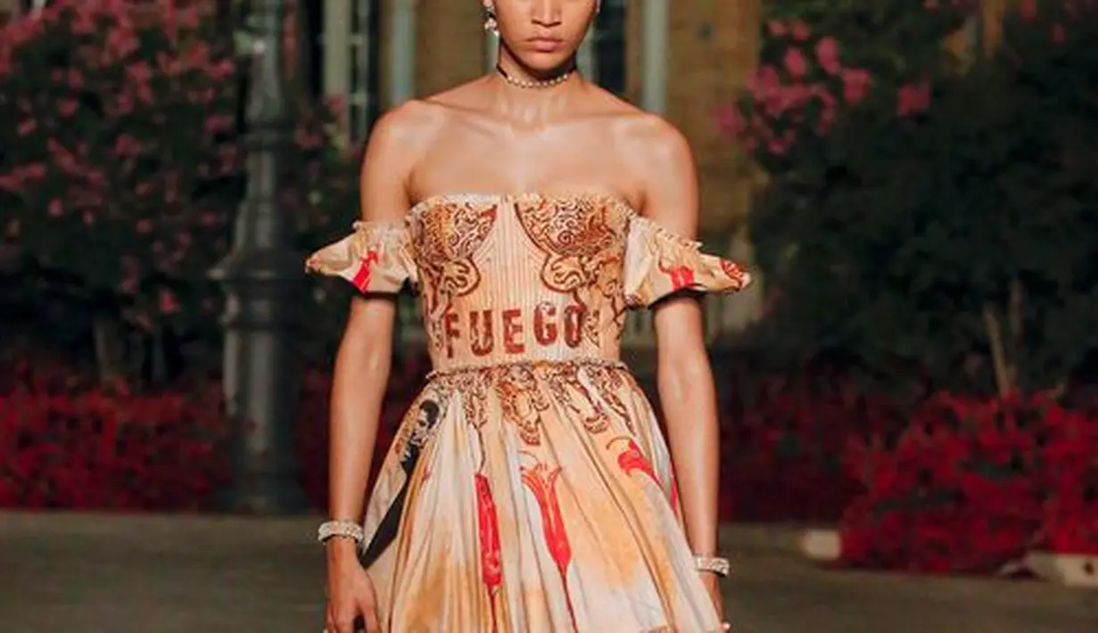 <p>Penampilan ini juga mengingatkan pada Duchess of Alba. Ia adalah karakter legendaris yang menunggang kuda bersama Jackie. Foto: Document/Dior.</p>