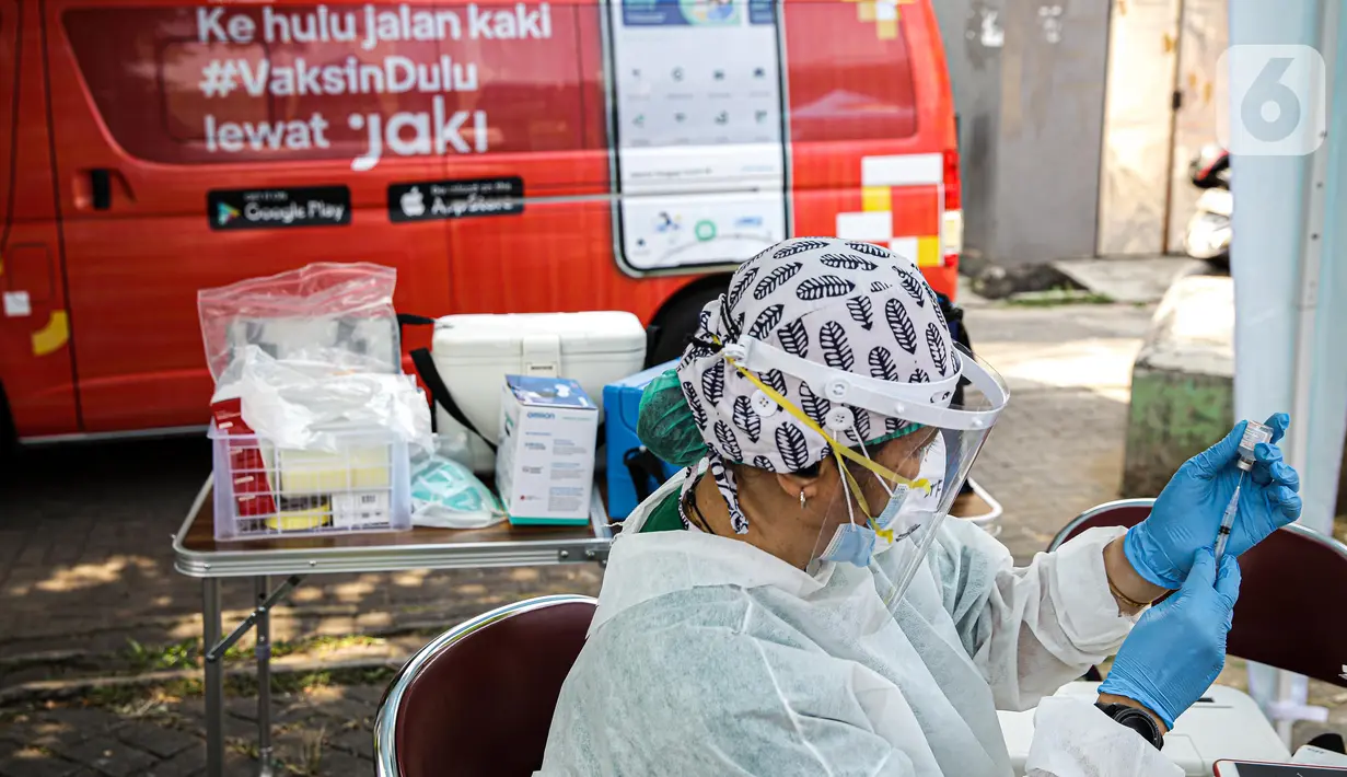 Vaksinator menyiapkan vaksin COVID-19 saat vaksinasi keliling di Kebon Kacang, Jakarta, Jumat (9/7/2021). Pemerintah Provinsi DKI Jakarta meluncurkan 16 mobil vaksin COVID-19 keliling guna mempercepat pencapaian target vaksinasi COVID-19 di Ibu Kota. (Liputan6.com/Faizal Fanani)