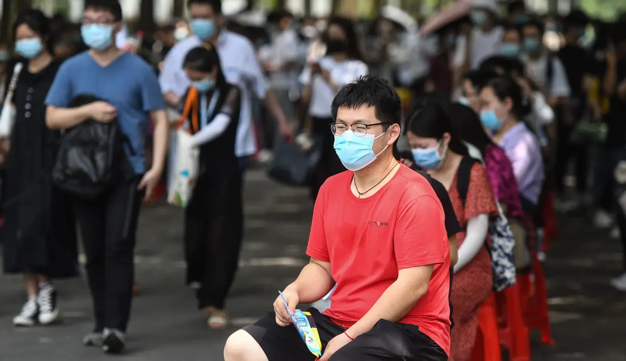 Foto yang diabadikan pada 1 Juni 2020 ini menunjukkan bursa kerja yang digelar di Universitas Jianghan di Wuhan, Provinsi Hubei, 1 Juni 2020. Lebih dari 80 perusahaan berpartisipasi dalam bursa kerja luring pertama bagi para lulusan setelah pandemi covid-19 mereda di Wuhan. (Xinhua/Cheng Min)