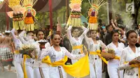 Peserta mengenakan pakaian kebaya pada karnaval Budaya Bali di kawasan Nusa Dua, Bali, Jumat (12/10). Karnaval tersebut untuk memeriahkan perhelatan Pertemuan Tahunan IMF - World Bank Group 2018 di Bali. (Liputan6.com/Angga Yuniar)