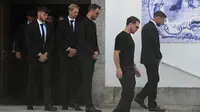 Para pemain tim Liverpool melangkah keluar dari gereja setelah upacara pemakaman penyerang Liverpool asal Portugal, Diogo Jota, dan saudaranya, Andre Silva, di Gereja Induk Gondomar, di pinggiran Porto, pada 5 Juli 2025. (MIGUEL RIOPA/AFP)