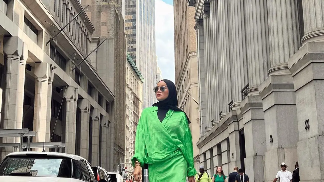 8 Potret Stylist Olla Ramlan Selama di Amerika Serikat, Pancarkan Pesona Sosialita New York