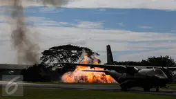 Ledakan saat aksi simulasi pesawat tempur dalam perayaan HUT TNI AU ke-71 di Bandara Halim Perdanakusuma, Jakarta, Minggu (9/4). Dalam atraksi ini sebanyak 1.600 personel TNI AU dan 132 pesawat dilibatkan. (Liputan6.com/Faizal Fanani)