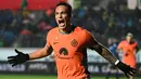 Penyerang Inter Milan #10 Lautaro Martinez merayakan gol kedua timnya yang dicetak ke gawang Atalanta pada giornata ke-11 Serie A 2023/2024 di Gewiss Stadium, Bergamo, Italia, Minggu (5/11/2023) dini hari WIB. (Isabella BONOTTO / AFP)
