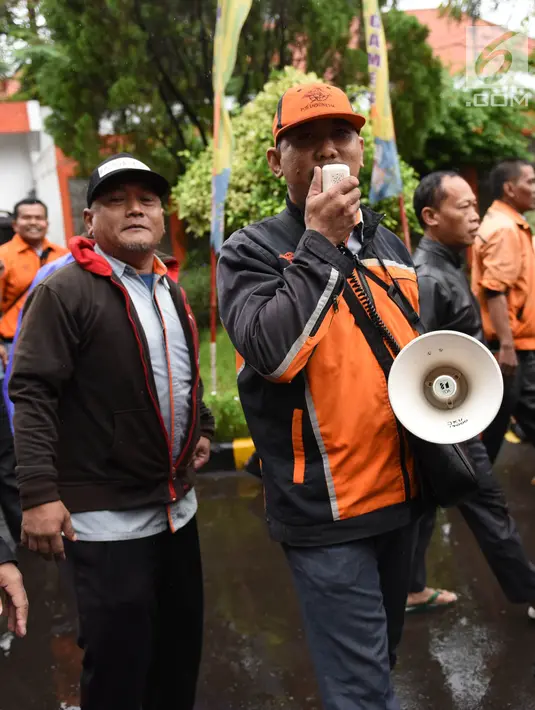 Seorang karyawan PT Pos Indonesia berorasi saat berunjuk rasa di depan Gedung Direksi PT Pos Indonesia, Jakarta, Senin (25/6). Para pengunjuk rasa tergabung dalam Serikat Pekerja PT Pos Indonesia. (Liputan6.com/Arya Manggala)