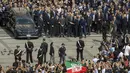 <p>Berlusconi akan dikremasi dan abunya disimpan di sebuah mausoleum yang dia bangun untuk dirinya dan keluarganya di pekarangan vilanya di luar Milan. Partai konservatif Forza Italia yang didirikan Berlusconi mendominasi politik Italia selama 30 tahun terakhir. Sementara kerajaan bisnisnya membentang dari real estate hingga penerbitan. (Stefano Porta/LaPresse via AP)</p>