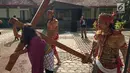 Teatrikal jalan salib di Gereja Bongsari, Jalan Puspowarno Raya, Kota Semarang, Jumat ( 19/4). Ritual ini bagian dari hari wafatnya Isa Almasih atau yang lebih dikenal hari Jum'at Agung yang bertema "hati untuk mencintai dan tangan untuk memberi" dengan 500 jemaat yang hadir. (Liputan6.com/Gholib)