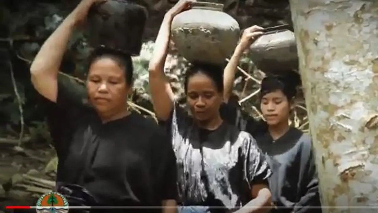 Suku Kajang di Bulukumba, Makassar, Sulawesi Selatan yang mengenakan pakaian hitam
