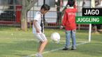 Berita video seorang bocah bernama Diego Aslan menarik perhatian saat Timnas Indonesia U-22 melakukan internal game. Anak berusia 8 tahun ini bisa juggling sampai ribuan kali.