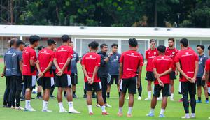 Pelatih Timnas Indonesia U-22, Indra Sjafri, memberikan arahan kepada anak asuhnnya saat sesi latihan jelang menghadapi Timnas Mali di Stadion Madya, Senayan, Jakarta, Jumat (14/11/2025). (Bola.com/M Iqbal Ichsan)