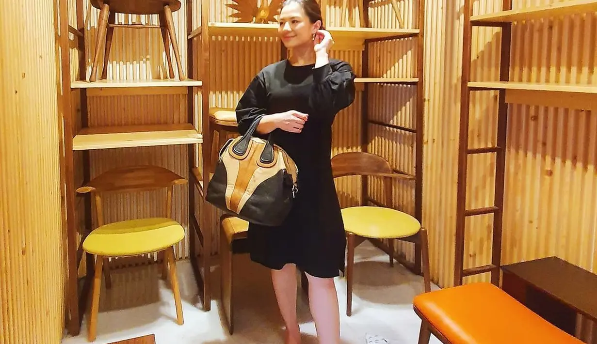 <p>Dalam potret ini Eriska Rein tampil kasual dengan outfit serba hitam. Mengenakan sweater dan celana pendek berwarna senada membuatnya tak terlihat seperti sedang hamil. (instagram/eriskarein)</p>