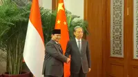 Presiden RI Prabowo Subianto menemui Pimpinan Kongres Rakyat China, Zhou Leji di Great Hall of the People, Beijing, China, Sabtu (9/11/2024). (Lizsa Egeham).