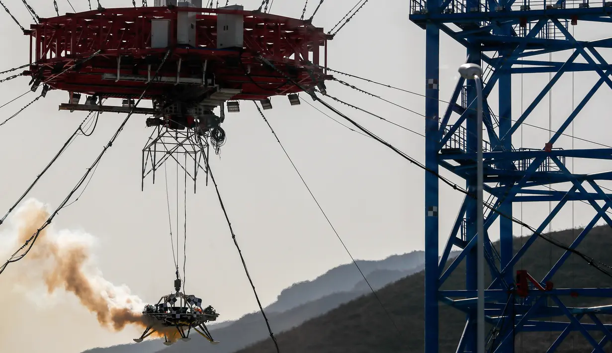 Seorang pendarat menjalani uji coba pendaratan di Mars, Huailai, Hebei, China, Kamis (14/11/2019). Dalam uji coba tersebut pendarat dites melayang, penghindaran rintangan, dan kemampuan perlambatan. (AP Photo/Andy Wong)