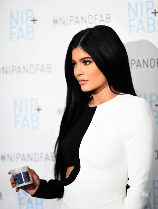 Beberapa waktu yang lalu, Kylie Jenner merilis kosmetik brand milik sendiri. Kylie membuat beberapa item lipkit 'Kylie Jenner'. Tak hanya itu, Lipkit selalu terjual habis setiap harinya. (AFP/Bintang.com)