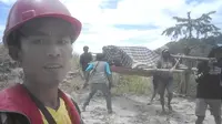 Perjuangan Warga Desa Makkaliki, Tandu Orang Sakit 8 Kilometer untuk Berobat