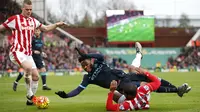 Pemain Manchester City, Raheem Sterling saat berebut bola dengan para pemain Stoke City di Stadion Britania, Sabtu 5/12/2015).  (Reuters/Carl Recine)