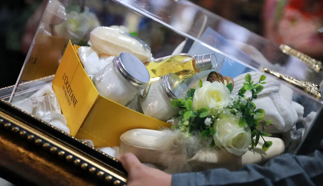 Keluarga besar Bobby datang Bobby datang didampingi Darmin Nasution. Menteri Koordinator Perekonomian itu menjadi perwakilan keluarga pria untuk memberikan seserahan. (Adrian Putra/Bintang.com)