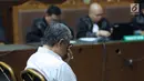Terdakwa suap perizinan tambang nikel di dua kabupaten di Sulawesi Tenggara, Nur Alam mengikuti sidang putusan di Pengadilan Tipikor, Jakarta, Rabu (28/3). Nur Alam dihukum 12 tahun penjara dan denda satu miliar. (Liputan6.com/Helmi Fithriansyah)
