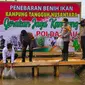 Kapolda Riau menebar benih ikan di gerakan Jaga Kampung bagi masyarakat terdampak Covid-19. (Liputan6.com/M Syukur)