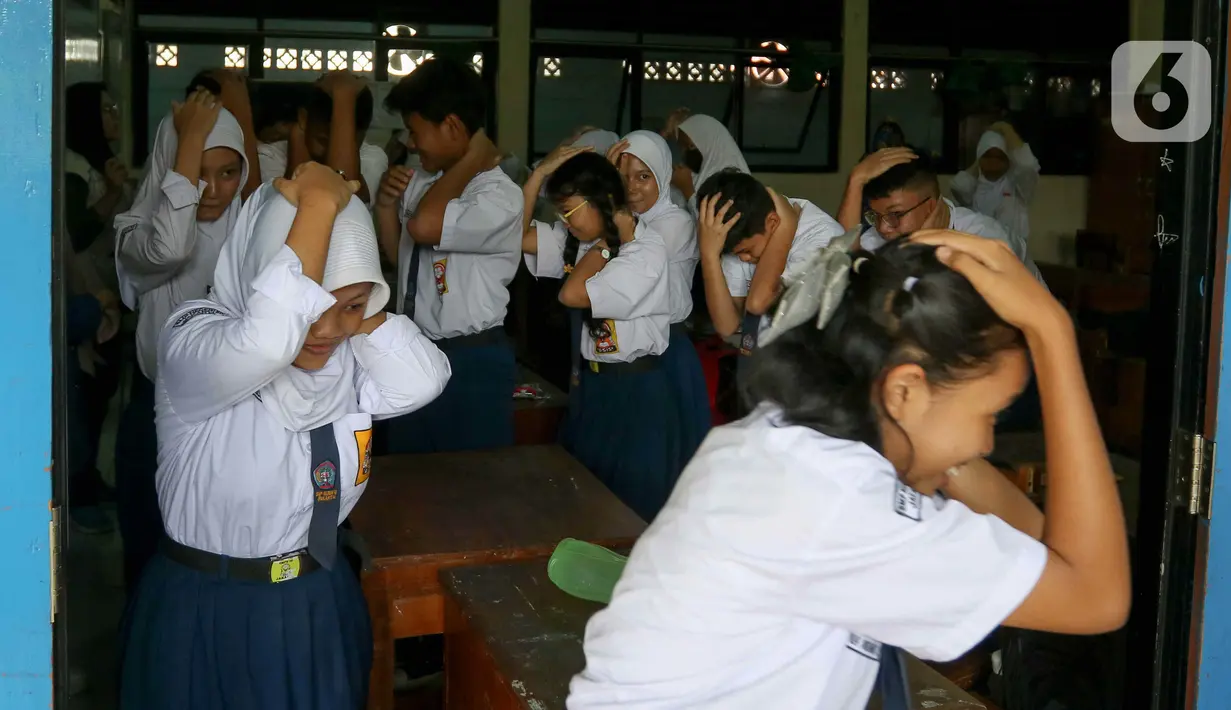 Untuk memitigasi risiko gempa bumi megathrust segmen Selat Sunda, warga Jakarta mulai dipersiapkan melalui serangkaian pelatihan simulasi bencana. (Liputan6.com/Herman Zakharia)