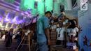 Pengunjung melihat karya seni dari barang bekas yang dipamerkan pada aksi Kenali Sejarah Raihlah Mimpimu di Terowongan Dukuh Atas, Jakarta, Minggu (24/11/2019). Kegiatan memperingati Hari Kesehatan dan Hari Pahlawan Nasional ini digelar sepekan hingga 1 Desember 2019. (Liputan6.com/Johan Tallo)