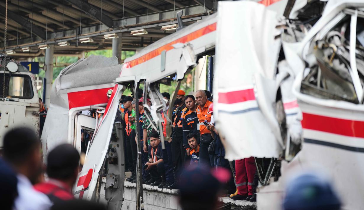 Para pekerja dan petugas penyelamat memeriksa kondisi salah satu gerbong Kereta Rel Listrik (KRL) Commuter Line yang mengalami kecelakaan di Stasiun Bekasi Timur, Bekasi, Jawa Barat, Selasa 28 April 2026. (AP Photo/Tatan Syuflana)