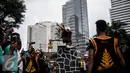 Atraksi seorang pria saat melakukan fahombo atau lompat batu dalam sebuah acara pagelaran seni dan kebudayaan Nias di Jalan Imam Bonjol, Jakarta, Minggu (12/2). Pagelaran ini diselenggarakan oleh Pemuda Peduli Nias. (Liputan6.com/Faizal Fanani)