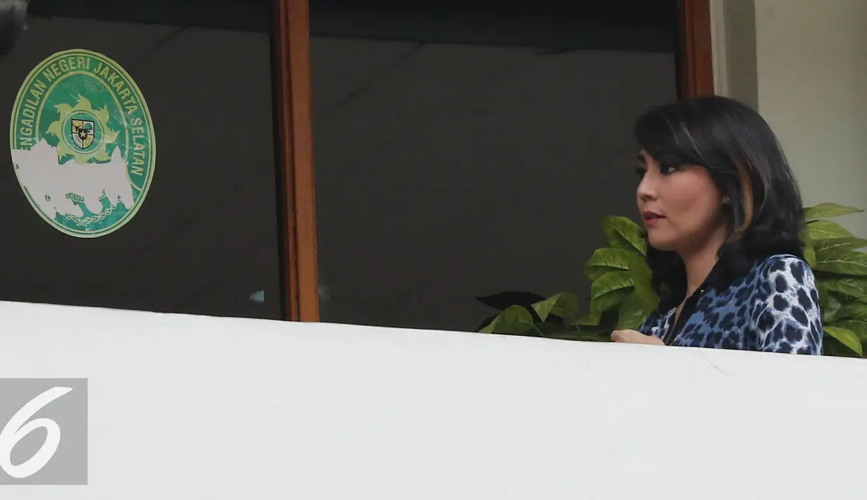 Pemain Sinetron Tessa Kaunang seusai mediasi di Pengadilan Negeri Jakarta Selatan, Senin (22/8). Tessa Kaunang digugat oleh mantan suaminya Sandy Tumiwa masalah harta gono-gini berupa rumah ditaksir seharga Rp2 miliar. (Liputan6.com/Herman Zakharia)