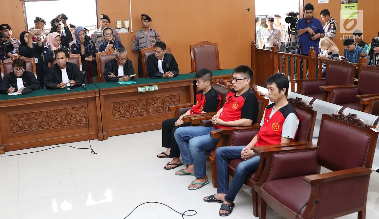 Terdakwa kasus penyelundupan sabu WNA asal Taiwan menjalani sidang putusan di PN Jakarta Selatan, Kamis (26/4). Majelis Hakim Pengadilan Negeri Jakarta Selatan menjatuhi hukum mati kepada delapan terdakwa. (Liputan6.com/Immanuel Antonius)