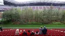 Pengunjung melihat instalasi ekosistem hutan di Stadion Woerthersee, Austria, Minggu (8/9/2019). Lebih dari 300 pohon berbagai jenis , mulai dari pohon aspen, ek, betula, hingga larix ditancapkan dalam karya seni yang berjudul "The Unending Attraction of Nature". (AP/Ronald Zak)