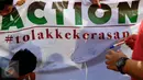 Sejumlah anak yang tergabung dalam Rumah Amalia Ciledug melakukan aksi tanda tangan di Jalan MH Thamrin, Jakarta (07/02). Aksi ini dalam rangka mengajak masyarakat untuk menghilangkan rasa ketakutan dan menciptakan rasa aman. (Liputan6.com/Fery Pradolo)
