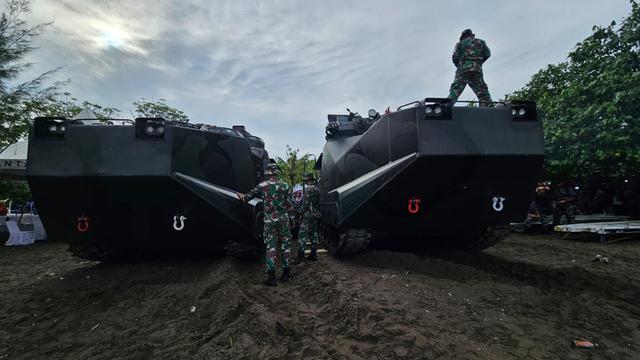 TNI AL mengerahkan tiga unit armada amphibi seven untuk operasi pembongkaran pagar laut di laut utara Kabupaten Tangerang, Rabu (22/1/2025).