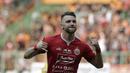 Striker Persija Jakarta, Marko Simic, melakukan selebrasi usai mencetak gol ke gawang Bhayangkara FC pada laga Shopee Liga 1 di Stadion Patriot Chandrabhaga, Bekasi, Sabtu (10/8). Persija bermain imbang 1-1 atas Bhayangkara. (Bola.com/Yoppy Renato)