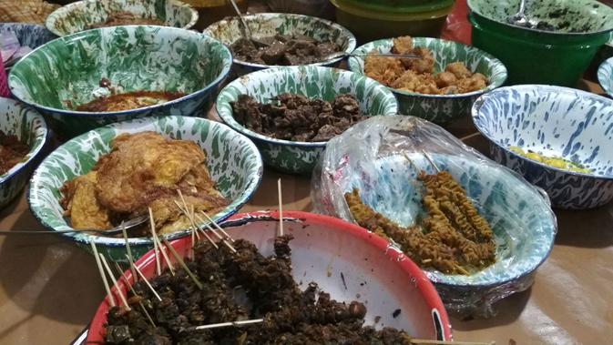Ragam varian lauk pauk tersedia dalam kuliner Nasi Jamblang Cirebon. Foto (Liputan6.com / Panji Prayitno)