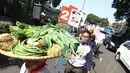 Hadir juga para pendukung dengan membawa sejumlah sayuran sambil menyambut kedatangan Jokowi-JK ke KPU (Liputan6.com/Faizal Fanani)