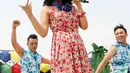 Tampil cantik dengan gaun mini motif bunga, Siti Badriah menggoyang panggung Inbox Awards 2015 yang digelar di  di Lapangan Marko Brimob Kedunghalang, Bogor, Jawa Barat, Sabtu (26/9/2015). (Wimbarsana/Bintang.com)