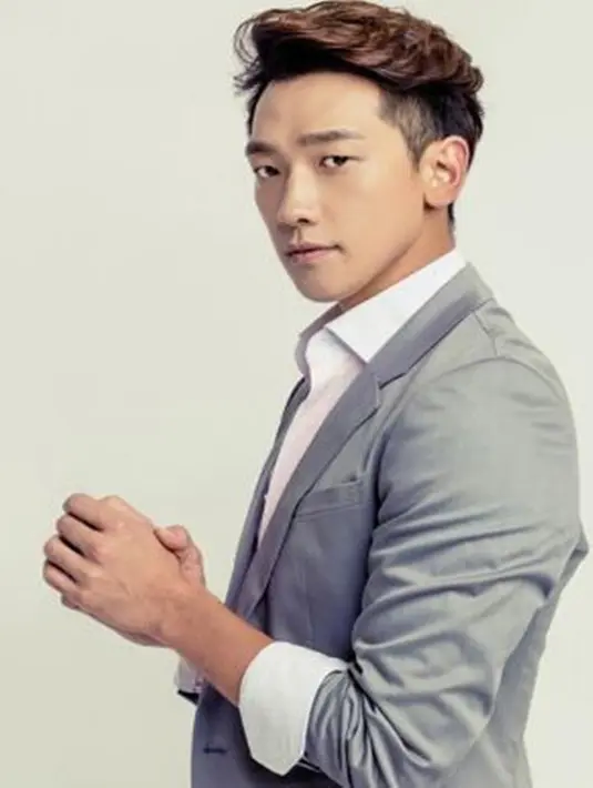 Aktor tampan Rain terlibat skandal berat ketika dirinya wajib mengikuti pendidikan militer di tahun 2013 lalu. Rain tertangkap kamera cctv meminum minuman keras dan menggunakan ponsel. Ia pun dihukum secara 7 hari dan membayar denda. (soompi/Bintang.com)