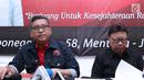 Sekjen PDIP Hasto Kristiyanto (kiri) bersama Mendagri Tjahjo Kumolo memberi keterangan terkait persiapan HUT ke-46 PDIP, Jakarta, Kamis (3/1). HUT dilaksanakan berbarengan dengan Rakornas di JIExpo Kemayoran 10 Januari. (Liputan6.com/Helmi Fithriansyah)