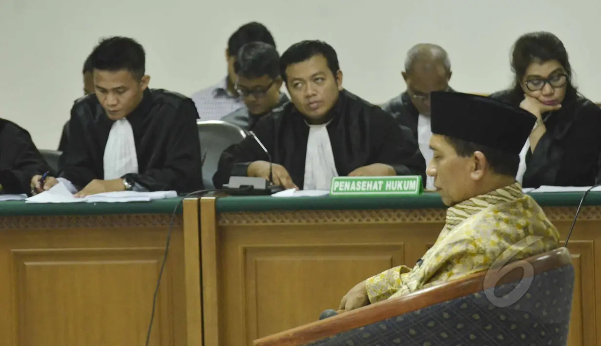 Fuad Amin Imron saat menjalani sidang dengan agenda eksepsi di Pengadilan Tipikor, Jakarta, Rabu (13/5/2015). Fuad terlibat kasus dugaan suap jual beli pasokan gas alam di Gresik dan Gili Timur, Bangkalan. (Liputan6.com/Helmi Afandi)