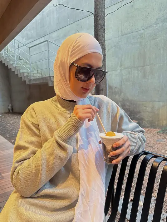 Ibu dua anak ini terlihat kenakan sweater abu-abu dipadu dengan hijab pashima putih [@paula_verhoeven]