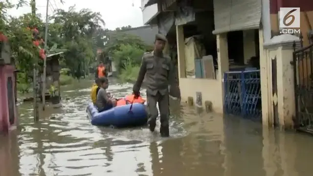 Permukiman di kawasan Cipinang Melayu Jakarta Timur mulai terendam banjir menyusul meluapnya kali Sunter.