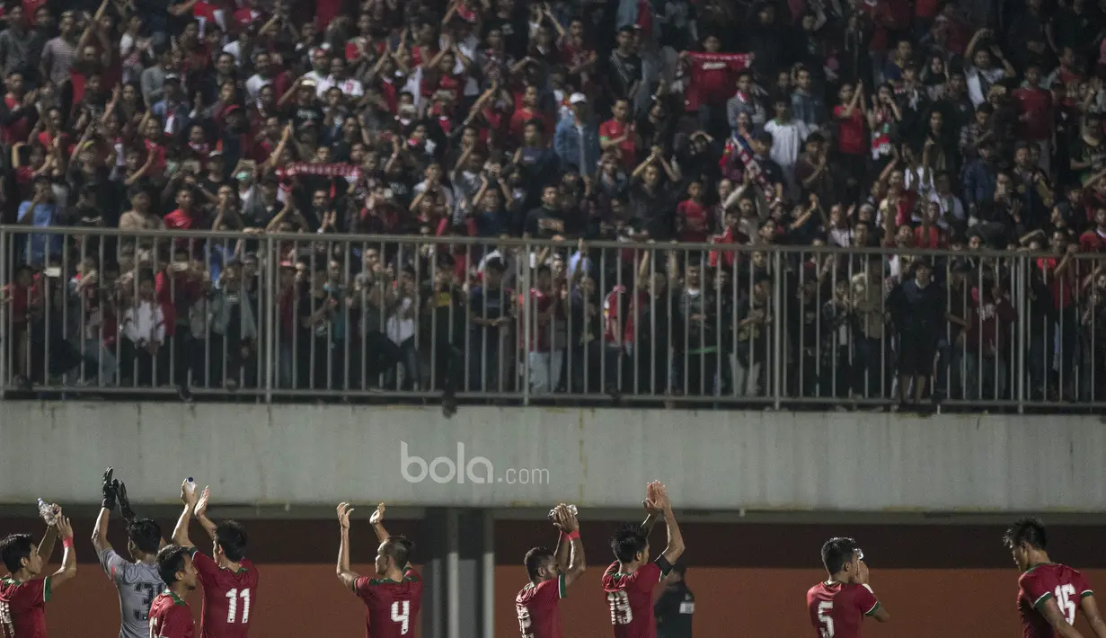 Para pemain Timnas Indonesia menyapa suporter usai laga persahabatan melawan Puerto Rico di Stadion Maguwoharjo, Sleman, Selasa (13/6/2017). Kedua negara bermain imbang 0-0.(Bola.com/Vitalis Yogi Trisna)