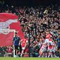Pemain Arsenal merayakan gol ke gawang Manchester United (MU) pada laga Liga Inggris 2021/2022 di Emirates Stadium, Sabtu (23/4/2022). (AFP/Glyn Kirk)