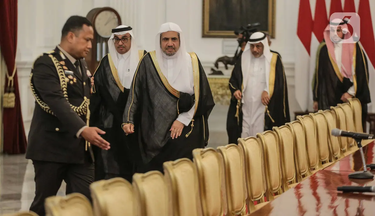 Sekjen Rabithah Al Alam Al Islami (World Muslim League), Sheikh Mohammed bin Abdulkarim Al Issa menemui Presiden Joko Widodo di Istana Merdeka, Jakarta Pusat, Rabu (26/2/2020). Delegasi Liga Muslim Dunia mengaku ingin belajar toleransi ala Indonesia. (Liputan6.com/Faizal Fanani)